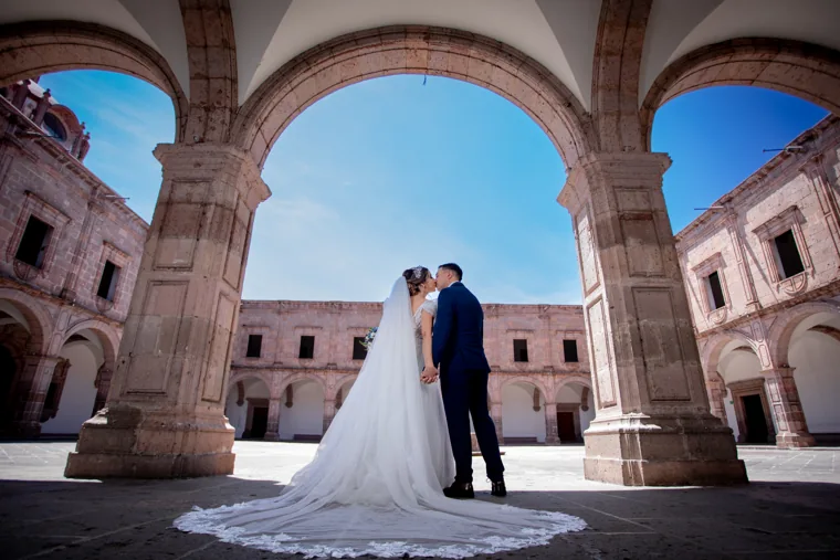 Novios bajo los arcos de un patio