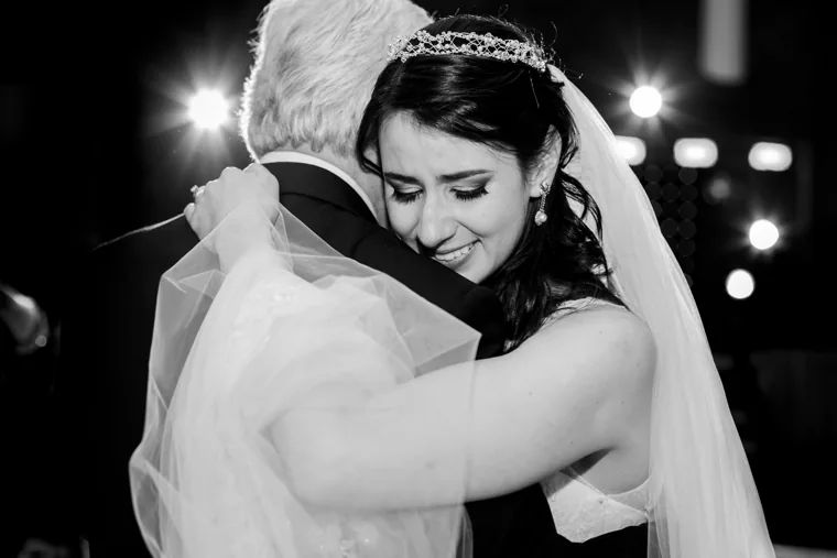 Abrazo de la novia en blanco y negro