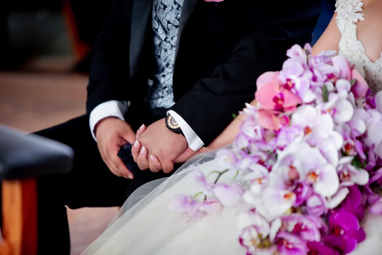 Ramo y manos durante la boda