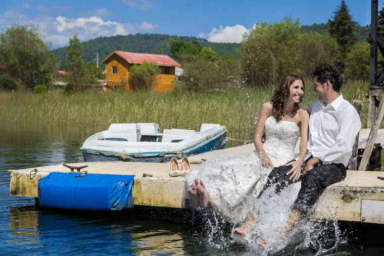 Sesión de pareja a la orilla del agua