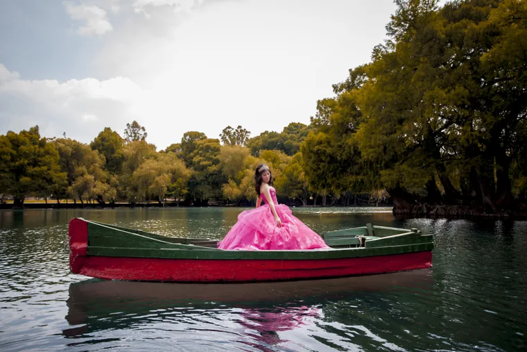 Quinceañera en una canoa sobre el agua