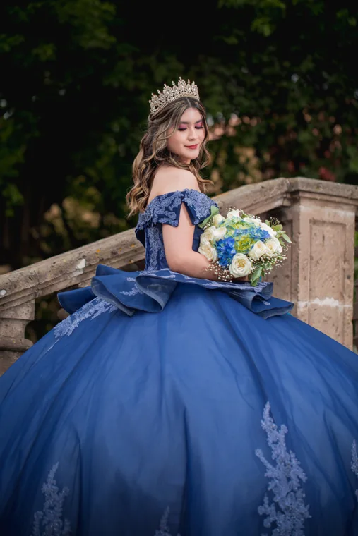 Retrato con ramo y vestido azul