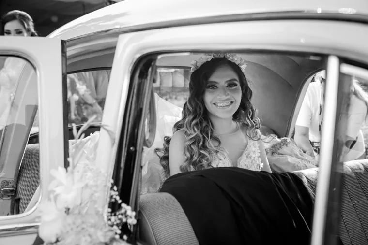 Quinceañera sonriente en un automóvil