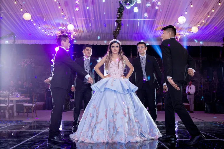 Quinceañera en la pista de baile
